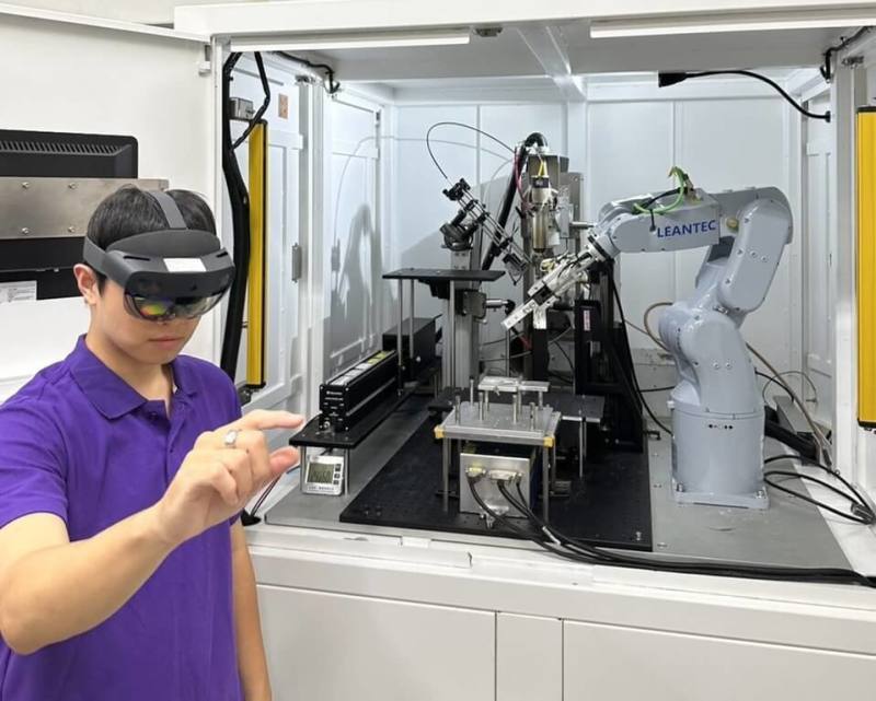 國立清華大學團隊所研發的「雷射低碳製造技術」結合AI與虛擬實境，能遠端遙控機械手臂製作。（清大提供）