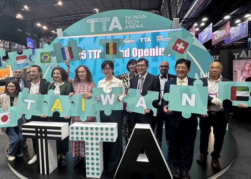 Taiwan opens its pavilion at Viva Technology 2025 Wednesday in Paris. Lin Der-sheng, head of the Taiwanese delegation (3rd to the right, front row), VivaTech Head of Global Partnerships and Public Affairs Julie Lamandé (4th to the left, front row) and Tai