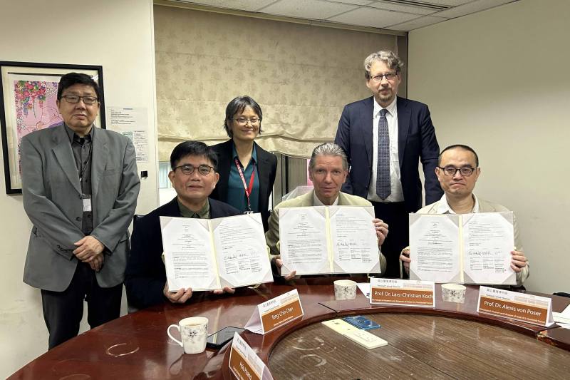 Director Lars-Christian Koch (sitting, center) of the Ethnological Museum of Berlin, NTM Director Chen Teng-chin (sitting, left), and Director Yao Shao-chi (sitting, right) of NCCU’s research center sign a Letter of Intent.