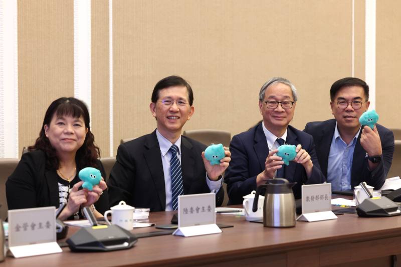 （右起）環境部長彭啓明、文化部長李遠、數發部長黃彥男、陸委會副主委李麗珍在行政院會前合影，將在「We TAIWAN」吉祥物a-We暖心陪伴下開會。