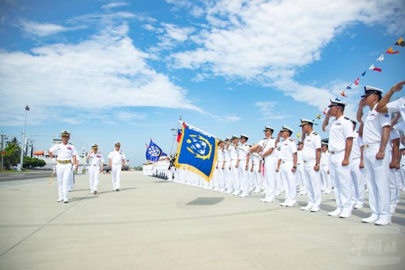 唐司令率領海軍各級幹部校閱磐石、武昌、鄭和三艘任務艦及支隊全體官兵