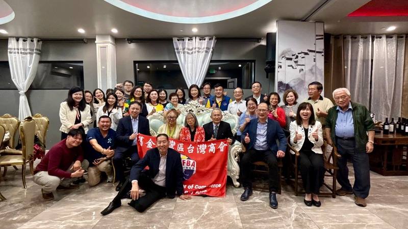 僑務諮詢委員崔競乾（前排左4）於5月28日邀集舊金山灣區台灣商會和青商部歡送賴銘琪夫婦，鼓勵年輕人參與僑社，盼世代傳承。