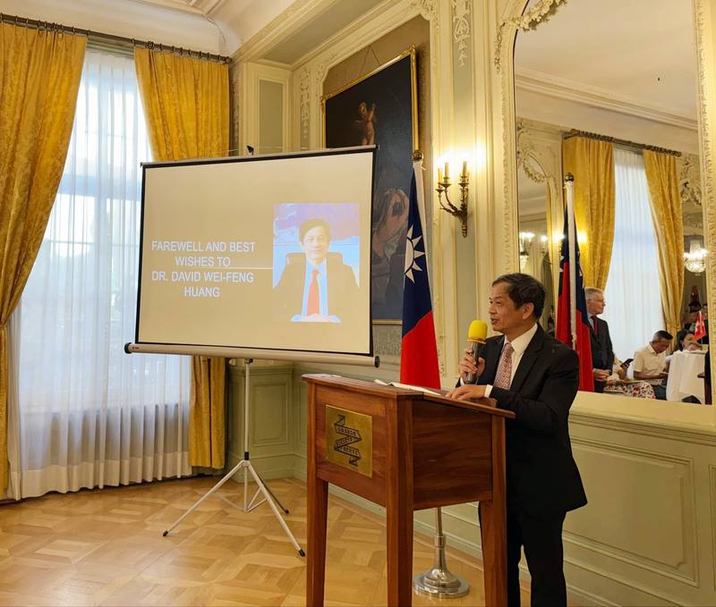 駐瑞士代表處11日於伯恩舉行駐瑞代表黃偉峰歡送會，黃偉峰致詞時表示，盼望瑞士與台灣未來有更多對話與互動。