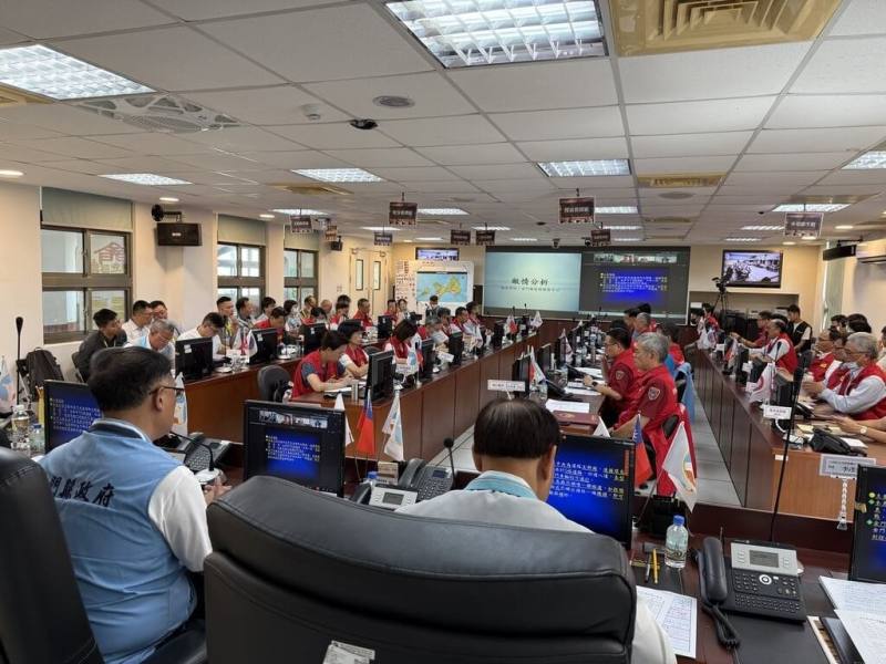 金門12日舉辦城鎮韌性演習，上午兵棋推演以臨災應變機制為演練主軸，根據不同演練項目，指揮官與業務幕僚群就各情境分組討論、即時判斷分派業務單位作相關應處作為。（金門縣政府提供）