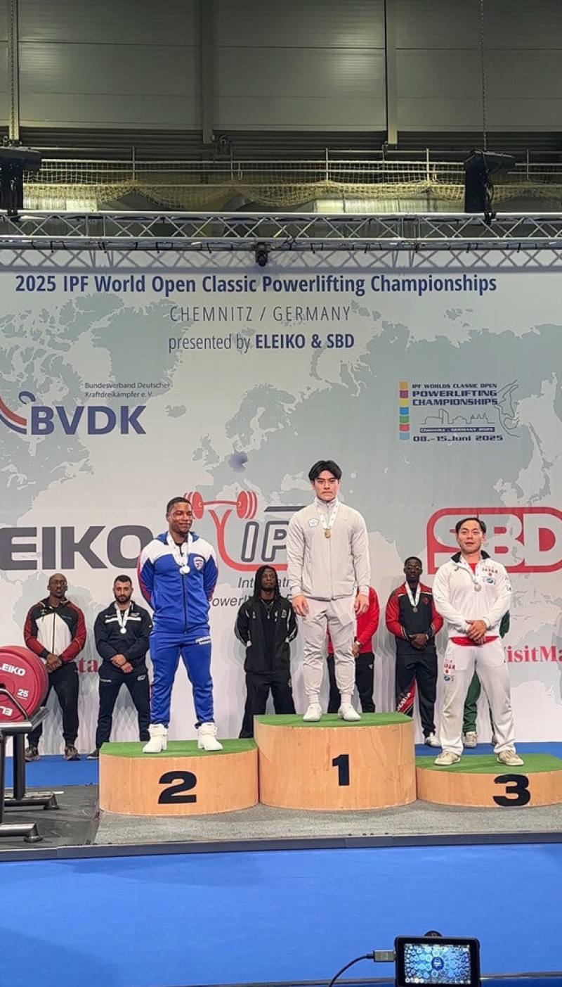 台灣男子健力好手范峻嘉（前中）在德國舉行的2025經典健力世界錦標賽中，臥舉推出215.5公斤拿下單項第一，刷新自己所保持的世界紀錄，最終並以總和773公斤鍍銀。（翁志寬提供）