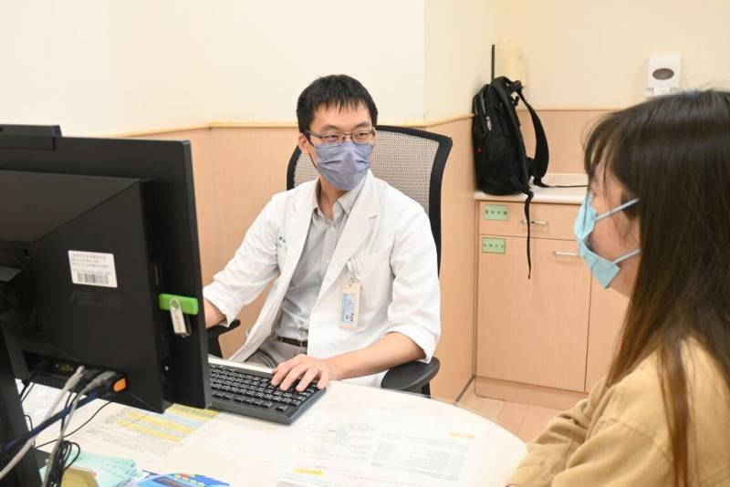 不少人因染上帶狀疱疹（皮蛇）而驚恐，台南市立安南醫院神經內科醫師杜宜憲（圖）表示，年齡愈大，感染機率愈高，疫苗接種是最有效預防方法。（台南市立安南醫院提供）