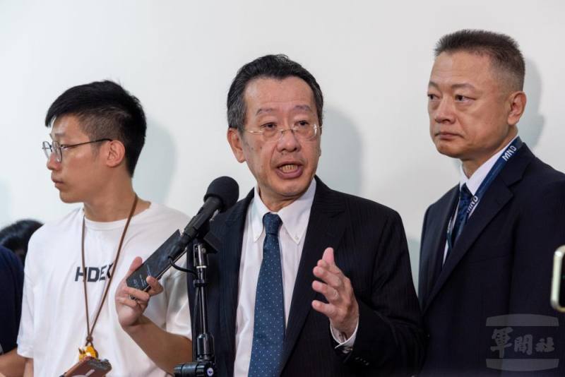 國防部長顧立雄赴立法院於會前接受媒體聯訪