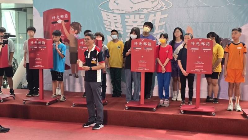 客委會客家文化發展中心11日在位於苗栗縣的台灣客家文化館舉辦「客家成長禮」，國小畢業生們寫下對未來的期許與勇氣，並將這份寄給3年後自己的信件，投進「時光郵箱」封存。（客委會客發中心提供）