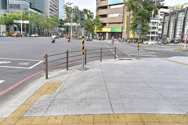 高雄市苓雅區苓洲國小通學步道整新工程近日完工，將提升通學安全及周邊步行品質。（高雄市工務局提供）