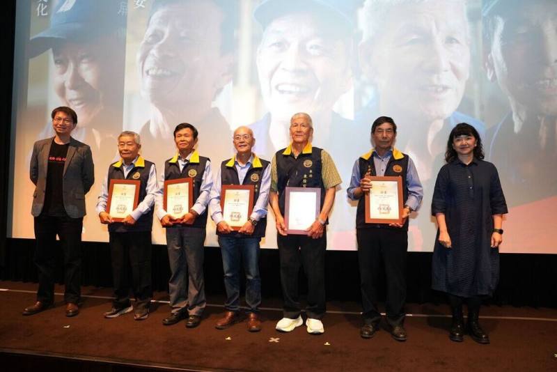 紀錄片「匠師與信仰」11日在台北松菸誠品電影院舉行首映，屏東縣副縣長黃國榮（左1）及文化部政務次長李靜慧（右1）頒發傳統工藝保存者登錄證書給匠師蔡文化（左2起）、蔡財安、潘鳳得、陳明益及謝春長。（屏東縣政府提供）