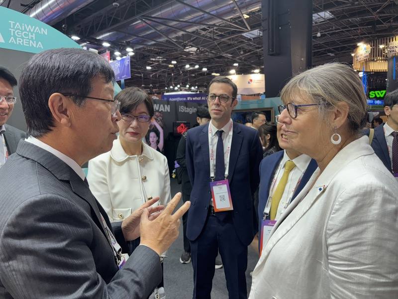 前法國高等教育和研究部長荷泰佑（右1）親臨台灣館向鴻海董事長劉揚偉（左）致意。