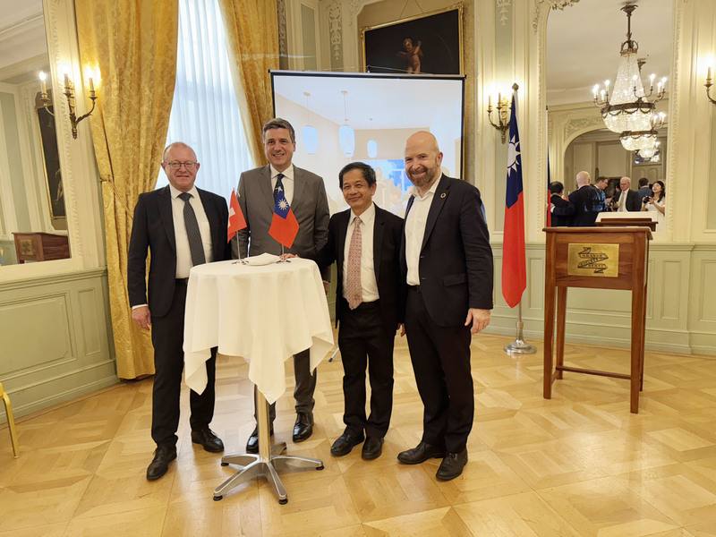 駐瑞士代表處11日於伯恩舉行駐瑞代表黃偉峰（右2）歡送會，瑞士國會友台小組的跨黨派議員等約70位賓客出席。