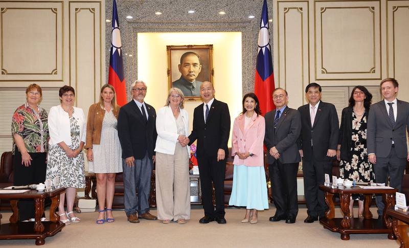 法國國民議會友台小組主席巴緹斯黛（Marie-Noëlle Battistel，另譯：帕媞斯黛）（左5）率團訪台，立法院長韓國瑜（右6）11日在立法院接見訪團，與巴緹斯黛握手合影。