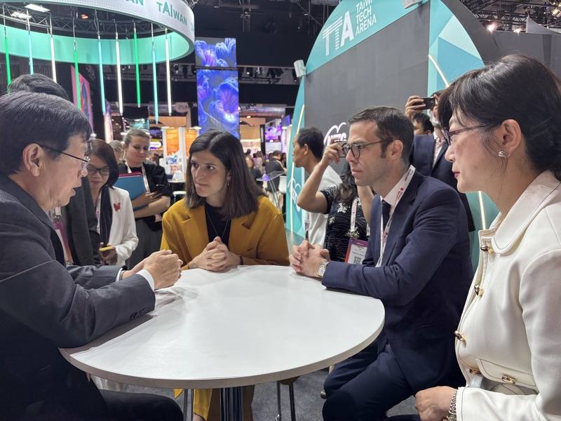 Hon Hai Precision Industry Co. Chairman Young Liu briefs French Minister Delegate for Artificial Intelligence and Digital Technology Clara Chappaz and Franck Paris, France's representative to Taiwan, at Viva Technology 2025 in Paris. CNA photo June 11, 20