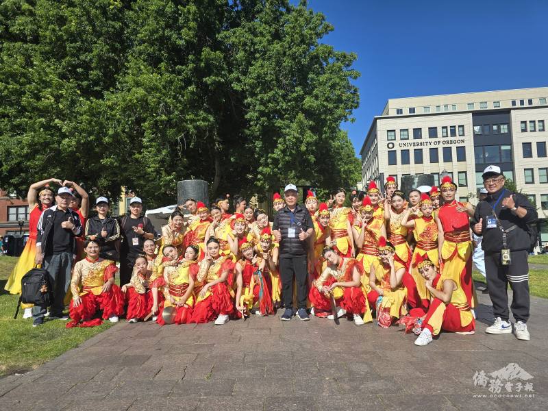 樹德家商董事長朱元祥（前者中）帶領身穿紅黃亮麗服飾的學生們參與遊行