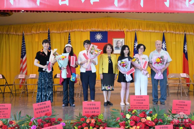 項邦珍(中)頒發教師獎金