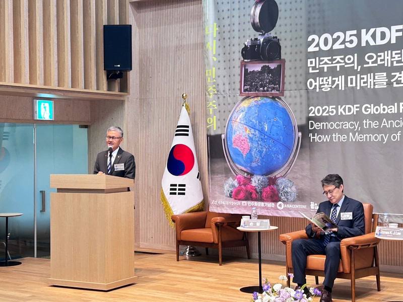 台灣民主基金會副執行長李光章（左）10日出席韓國國家民主紀念館揭幕典禮，11日應邀在「全球民主論壇」發表主題演說，分享台灣民主成功的故事。