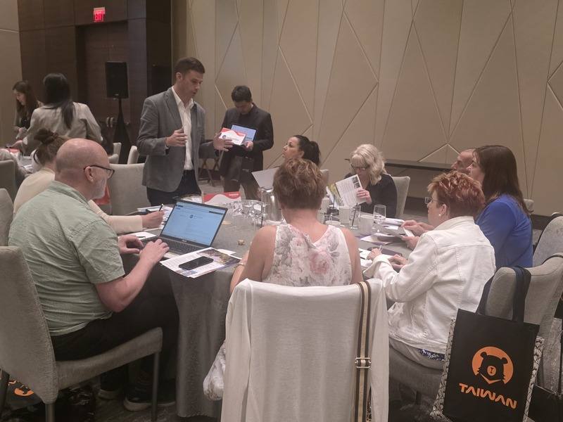 交通部觀光署11日偕同多家業者在加拿大推廣台灣觀光，加拿大籍台灣女婿陳睿昱（Michael McCreesh，穿灰西裝站立者）在台灣自創運動旅遊品牌，隨團到加拿大向當地旅遊業者介紹台灣之美。