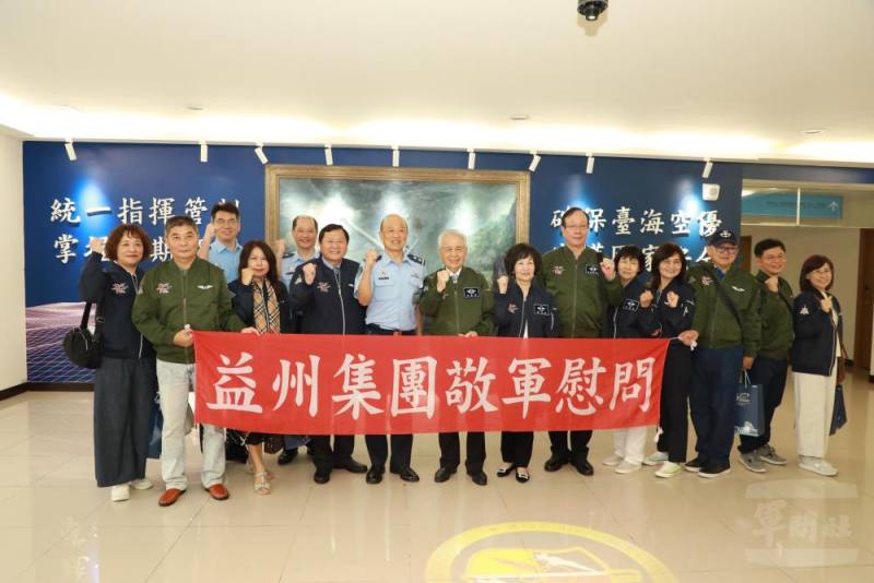 秦董事長率敬軍團慰問空作部官兵。（軍友社提供）