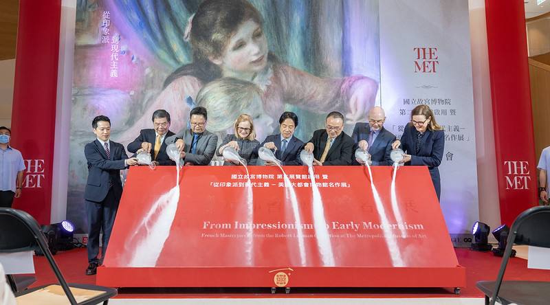 總統與現場貴賓共同進行啟動儀式