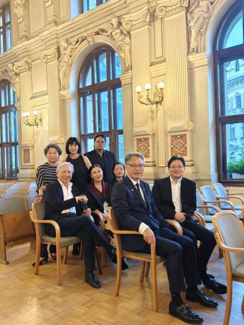 駐奧代表處11日舉行NSO室內樂團音樂會，駐奧地利代表劉玄詠（前右2）到場聆賞，會後受訪時肯定團員表現出色。（NSO提供）