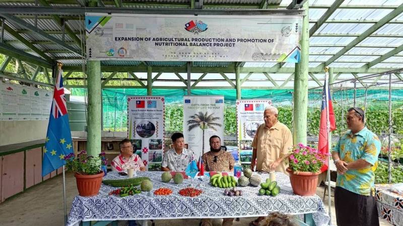 國合會駐吐瓦魯技術團與吐瓦魯自然資源部13日在技術團快樂友誼農場完成「共同運用歐盟資金30萬澳幣合作備忘錄」的簽約儀式。（國合會提供）