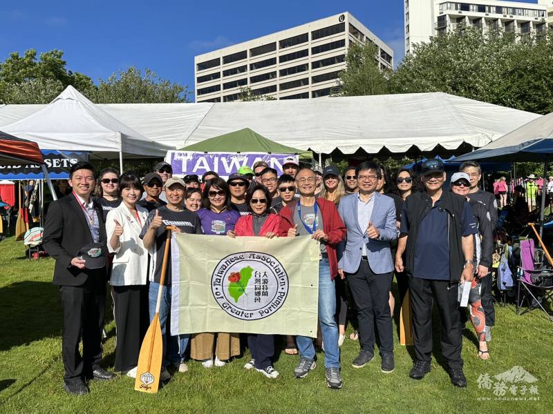 西雅圖文教中心主任王偉讚（前排右2）陪同高雄市政府行政暨國際處長張硯卿（前排左2）、教育局長吳立森（前排左1）、以及市議會議長康裕成（前排左5）、議員黃柏霖（前排左6）、陳麗娜（前排左4）到場為 Team Taiwan 加油打氣