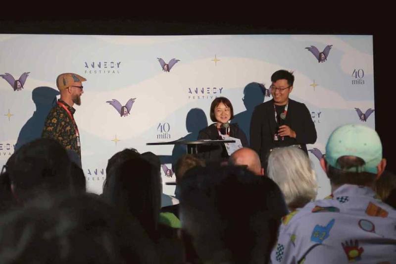 2025年安錫動畫影展暨市場展（Annecy Film Festival & Mifa）頒獎典禮於台灣時間13日凌晨舉行，台灣VR作品「心靈永動機」（Poems of Life）獲得The Booster by United XR Europe Prize獎項，由製片鄭怡萍（中）、動畫場景設計程威誌（右）領獎。（簡單映相團隊提供）