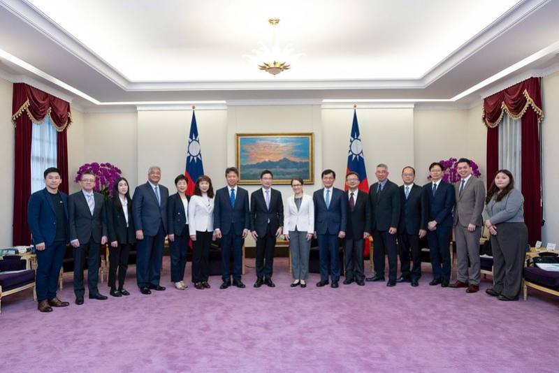 副總統與訪賓一行合影