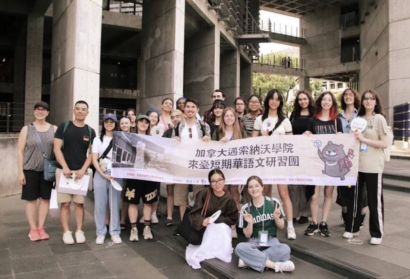 加拿大邁索納沃學院連續第2年選擇台灣為華語文化沉浸學習目的地；目前有22名學生在台參加實踐大學華語中心短期華語文研習課程。（駐加代表處提供）