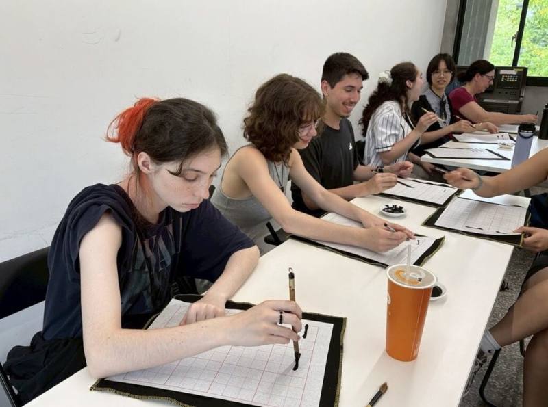 加拿大邁索納沃學院連2年組團赴台學習華語，因適逢端午節，學生們也參與寫書法、香包製作等文化體驗系列活動，結合語言學習與節慶文化，深具教育意義。（駐加代表處提供）