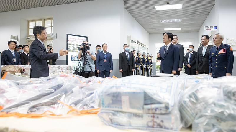 總統抵達後，首先聽取警政署緝毒、肅槍、打詐等相關成果簡報，並頒發慰勉金，感謝警察同仁的付出