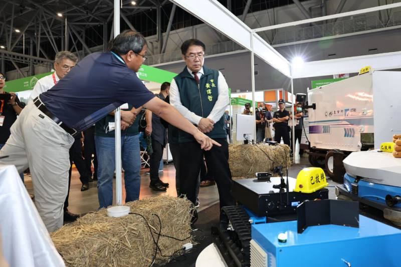 2025第9屆亞太區農業技術展覽暨會議在大台南會展中心登場，台南市長黃偉哲（前右）12日前往參觀多家廠商攤位。（台南市政府提供）