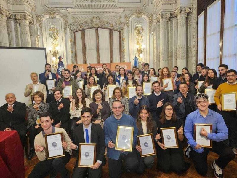 駐阿根廷代表處代表謝妙宏（2排左5）11日與2025年獲頒台灣獎學金的受獎人合影。台僑僑領和當地政要出席見證。（駐阿根廷代表處提供）