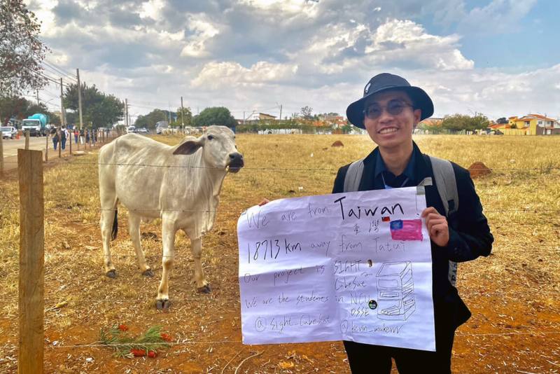 中央大學13日發布新聞稿，太空系學生陳翰琨（圖）透過「青年百億海外圓夢基金計畫」實踐太空夢，前往中東的阿曼，參與紐西蘭公司的整合任務。（中大提供）