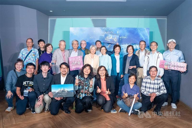 Interviewees from “A Chip Odyssey” share a moment with the film’s director, Hsiao Chu-chen (front row, third right), during a special screening in Hsinchu on May 11. Photo courtesy of Activator Co. Ltd.