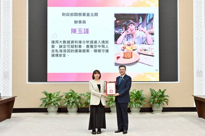 卓院長於會前頒獎表揚「第12波安居緝毒專案及重大緝毒案件」有功人員