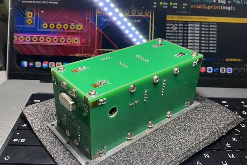 中央大學13日發布新聞稿，太空系學生陳翰琨參與紐西蘭公司的整合任務，預計將配置應變感測器的口袋衛星（圖）送上火箭，測量火箭上升過程中各種應力參數。（中大提供）