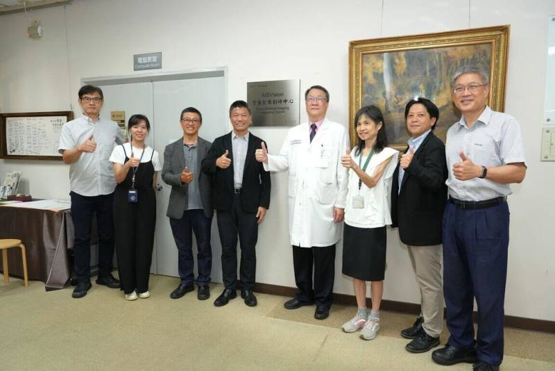 國立成功大學醫學院「AISVision智醫影像創研中心」12日揭牌啟用，將作為醫學教育與人工智慧跨域整合重要平台。（成功大學提供）