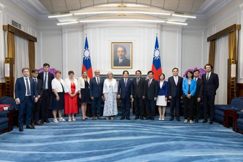 Presidend Lai poses for a photo with a delegation led by Marie-Noëlle Battistel, chair of the French National Assembly’s Taiwan Friendship Group.