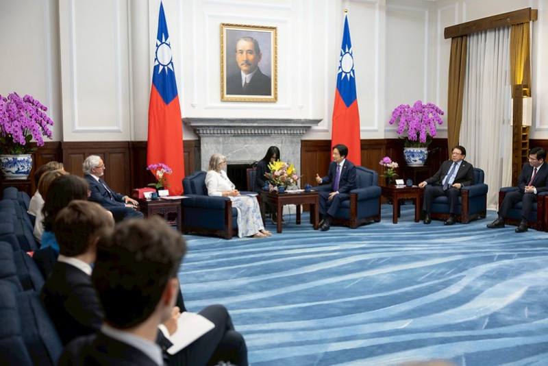 President Lai exchanges views with a delegation led by Marie-Noëlle Battistel, chair of the French National Assembly’s Taiwan Friendship Group.
