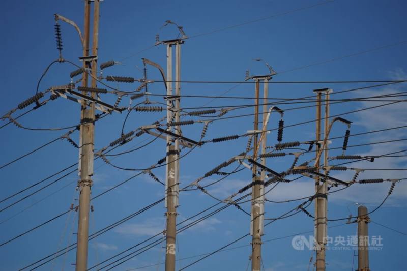 近日受炎熱高溫影響，11日最高用電創今年新高，另因部分機組檢修中，台電11日下午啟動大林5號機併聯發電，以強化供電穩定。圖為高雄路旁聳立排列的電線桿。（中央社檔案照片）