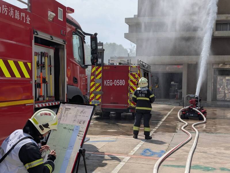 金門縣12日舉辦城鎮韌性演習，下午進行實作流程，模擬戰時無人機襲擊中華電信機房，造成網路中斷與人員受困，消防局出動人車撲滅火勢。