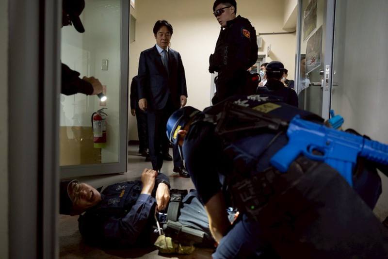 總統抵達後，首先參觀反恐訓練中心各項設施，隨後視導戰傷救護、輪式裝甲車攻堅演練、高風險搜索逮捕及管狀空間反劫持演習，並聽取特勤武器裝備介紹