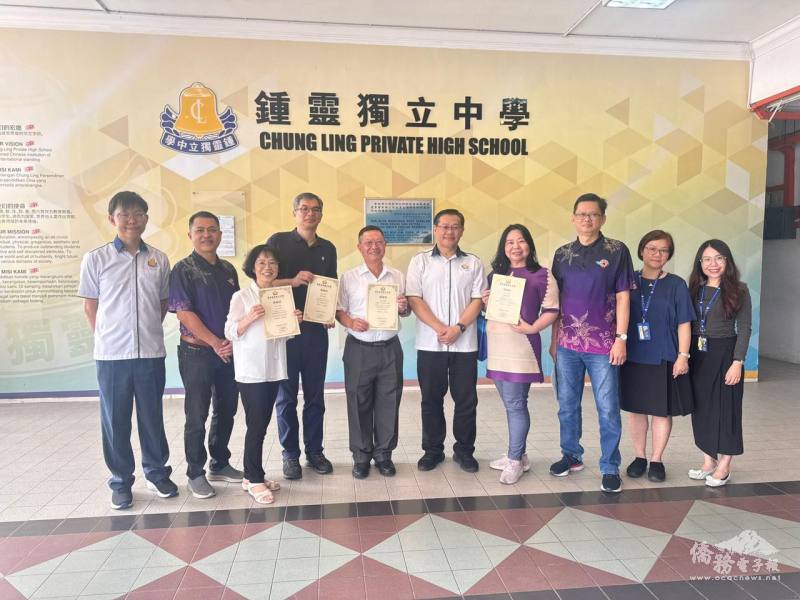 檳城鐘靈獨立中學校長吳維城致送感謝狀給3位臺灣講師
