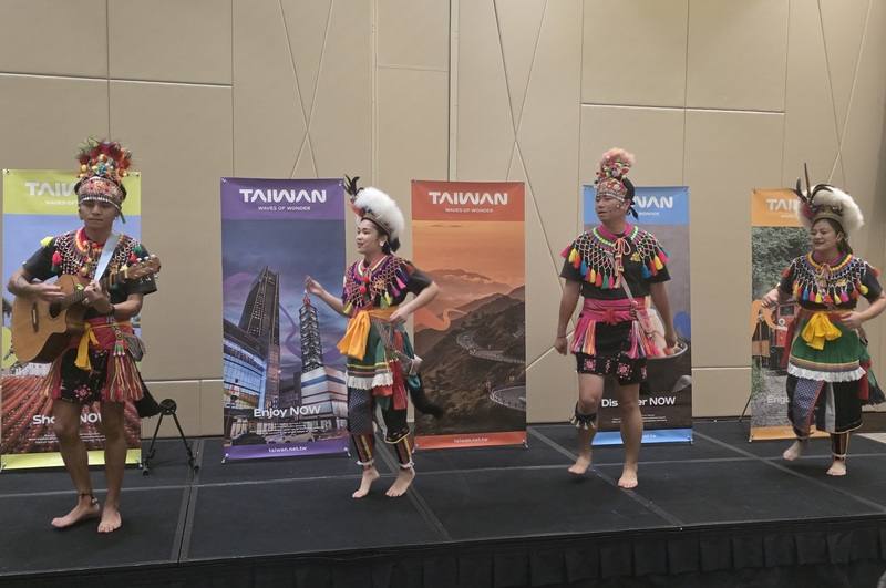 交通部觀光署11日在溫哥華舉辦台灣觀光推廣活動，活動由「都蘭國」原民舞蹈登場，帶領觀眾一起踏步起舞，嗨翻全場。