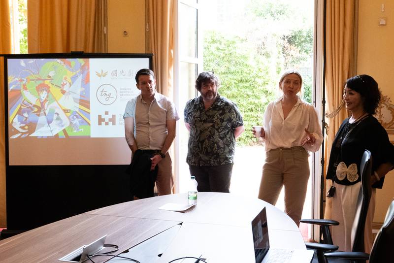 台法首創科技「公主與她的魔法扇」由國光劇團、法國里昂新一代劇場、巴黎孟芙劇場三方合製，於6月10日在巴黎舉行巡演前記者會說明製作理念。圖右1為國光劇團團長張育華，右2為巴黎孟芙劇場共同負責人勒克雷爾（Ninon Leclère）、左1為巴黎孟芙劇場共同負責人巴基耶（Jean-Baptiste Pasquier）、左2為法國里昂新一代劇場總監馬紹（Joris Mathieu）。