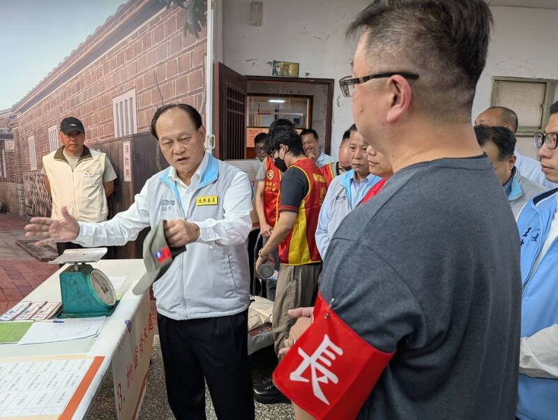 金門縣城鎮韌性演習12日登場，下午綜合實作模擬演練民生必需品配售等流程，行政院政務委員季連成（左2）視察講評。