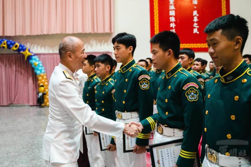 典禮結束後，梅總長親切與畢業生握手致意