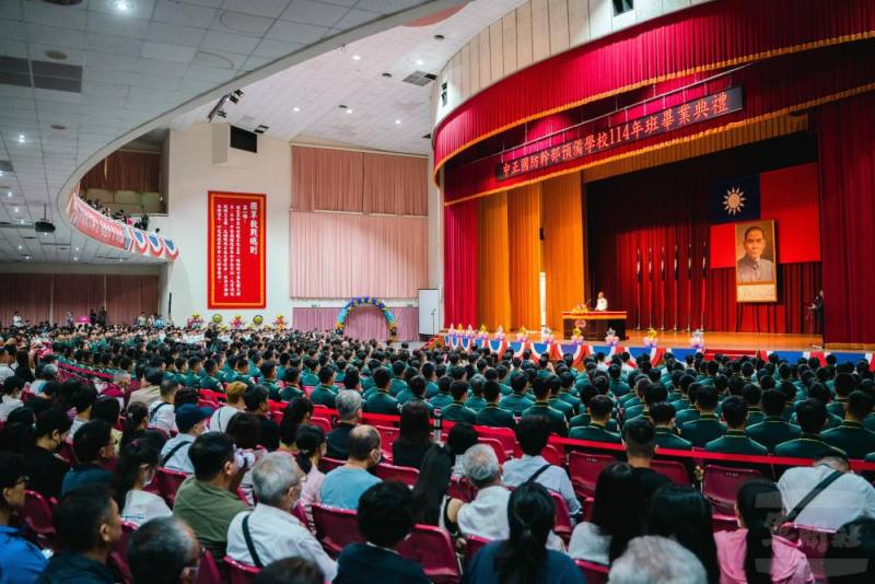 梅總長主持中正預校畢業典禮